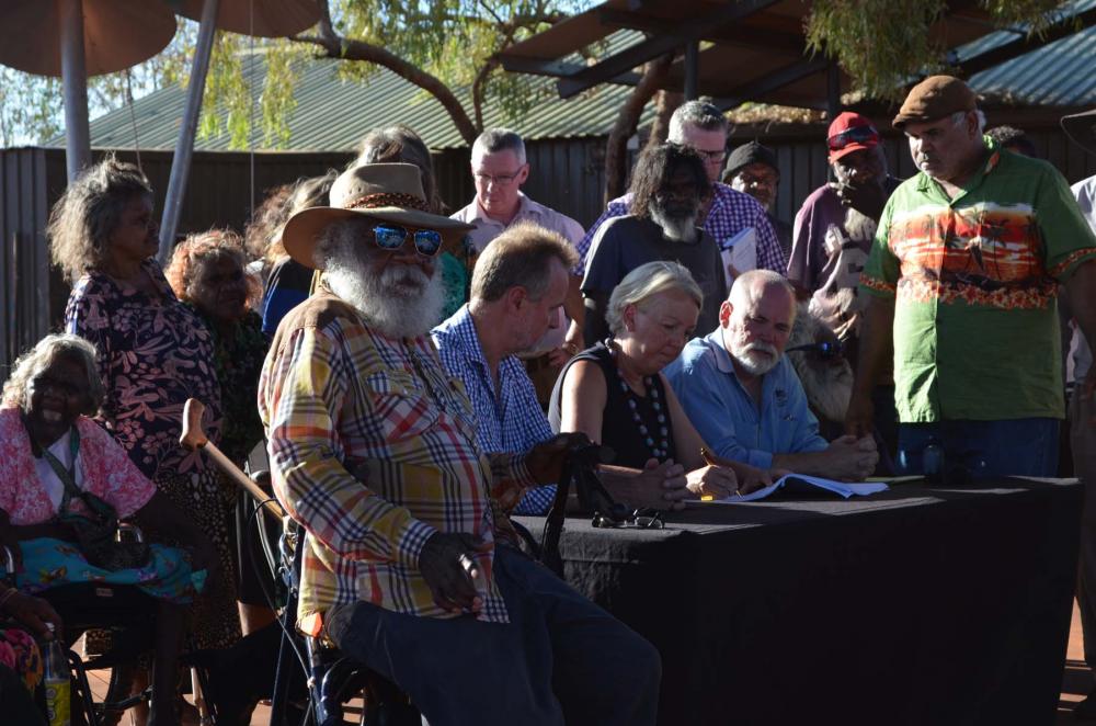 Signing the Mutitjulu township lease.